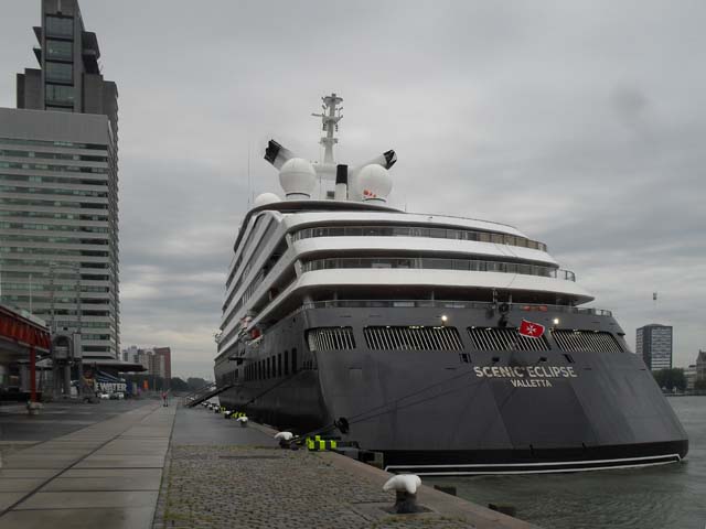 Cruiseschip ms Scenic Eclipse van Scenic Cruises aan de Cruise Terminal Rotterdam